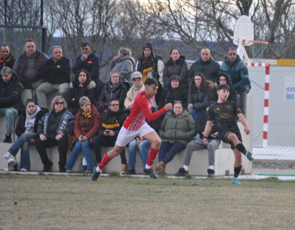 AT_Sanabria's tweet photo. Gran ambiente el que tuvimos en El Teso en nuestro partido ante Fresno. Una pena no poder celebrar la victoria con vosotros, afición.
🐺🐺🐺🐺
🖤💛🖤💛

#VamosLobos #AtleticoSanabria #Sanabria #Futbol #Carballeda https://t.co/QY7qXSl3Rg