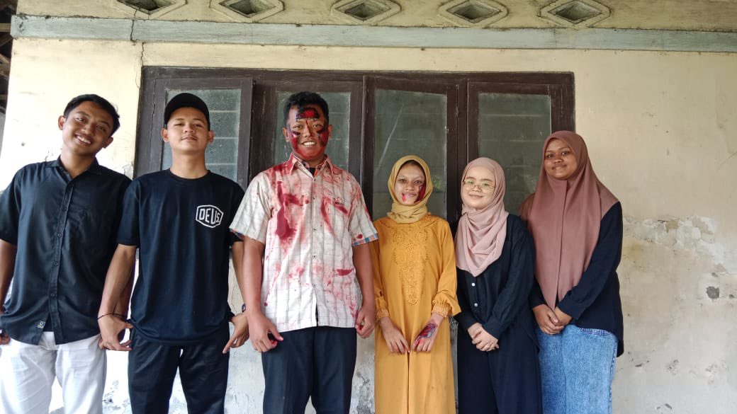 _chocochipsbb's tweet photo. guyss menurut kalian bayangan yg ada dibelakang cewe kerudung kuning itu apa yaa? fyi ini lgi take video tugas di rumah terbengkalai yg bener" gada orang dan rumahnya dikunci...
dari sekian foto yang aku jepret cm ada di foto ini https://t.co/f7XEt8dZuj