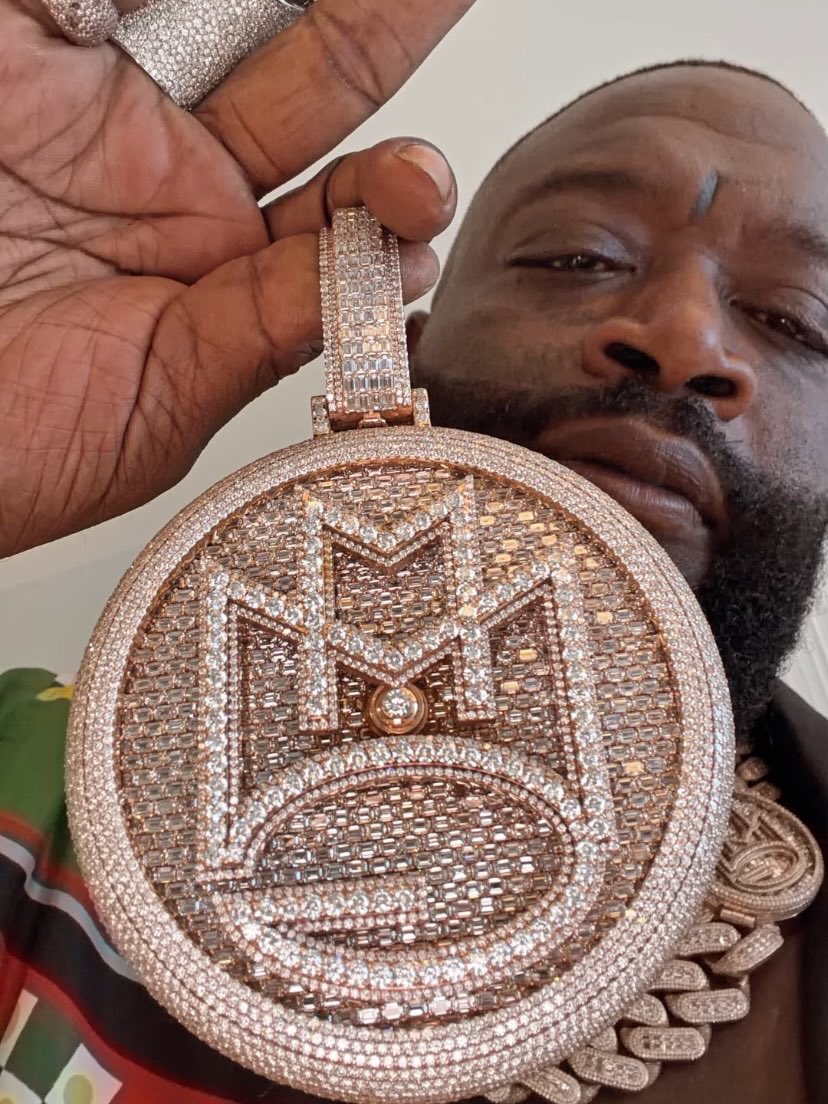 E o Rick Ross que teve a genial idéia de comprar uma jóia cravejada de diamantes para usar de acessório no seu dedo do meio, avaliada em 1 milhão de dólares‼️😅👀