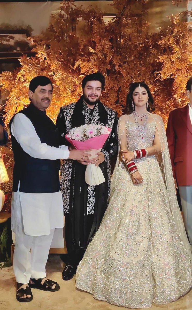 ShahnawazBJP's tweet image. दिल्ली में पूर्व विधायक श्री ब्रह्म सिंह तंवर जी की पोती ईशिता के विवाह स्वागत समारोह में रविवार को शामिल हुआ और वर-वधू को सुखमय वैवाहिक जीवन के लिए आशीर्वाद दिया।

#shadi #reception #attend #welcome #congratulations