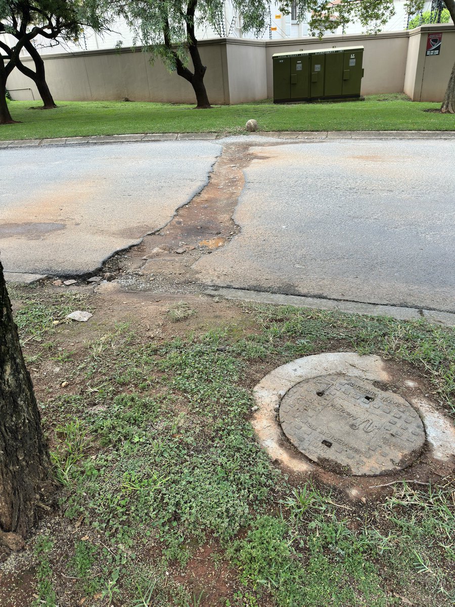 thatsonofjacob's tweet photo. @MyJRA @CityofJoburgZA @CoJ_RegionE @CoJTransport @CRUM_CoJ @JoburgMPD @DadaMorero Taken today https://t.co/NTfCK2kjkk