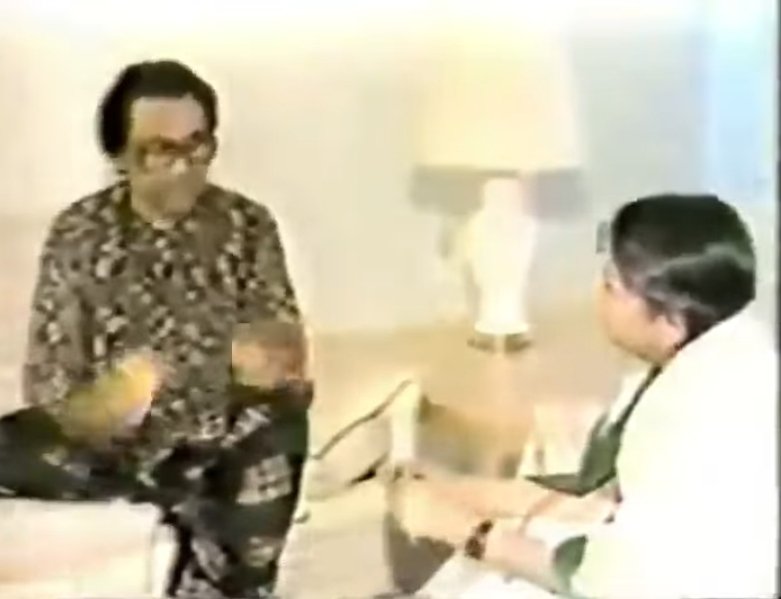 nirupamakotru's tweet photo. I don't mean to denigrate or discourage young singers who often post their funky,rizzy interpretations of popular old songs on social media,but the singing is too contrived for my liking,alas! 
The greatness of our playback singers like #LataMangeshkar and #KishoreKumar lies in the fact that they didn't need to embellish the song. Too many embellishments actually overpower the melody,which is the strength of Indian film music.Some leading singers these days like to croon,others seem to breathe heavily into the mike from time to time for no reason. I call this type of contemporary singing :"pop star/rockstar" singing. It has more artifice than soul.Our greats used to sing in traditional/classical style.Simple and soulful. 
You may disagree with me,but believe me no one remembers contemporary melodies beyond a couple of years any more because of the "banavat" . Whereas songs sung by #KLSaigal Latadi Kishoreda #MohdRafi saheb #MannaDe #Mukesh #GeetaDutt Ashatai TalatMehmood Hemantda and others continue to be evergreen, decades after they were released,because of the purity of their singing. So powerful. 
#playbacksinging #melody #indianmusic #filmmusic #music #cinema #raag
(pic courtesy @Bollywoodirect FB post about an interview of Kishore da taken by Latadi)