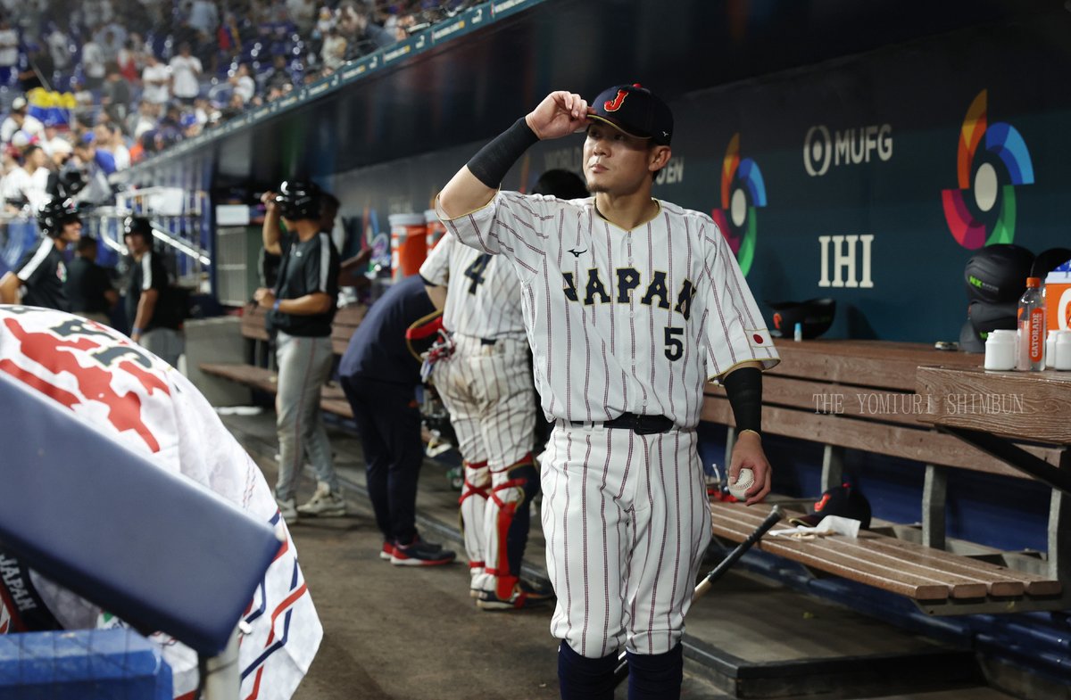 【ＷＢＣ日本ーベネズエラ】

試合後、ベンチ内の片付けをしてから引き上げる #牧原大成 選手

#WBC2026 #WorldBaseballClassic
