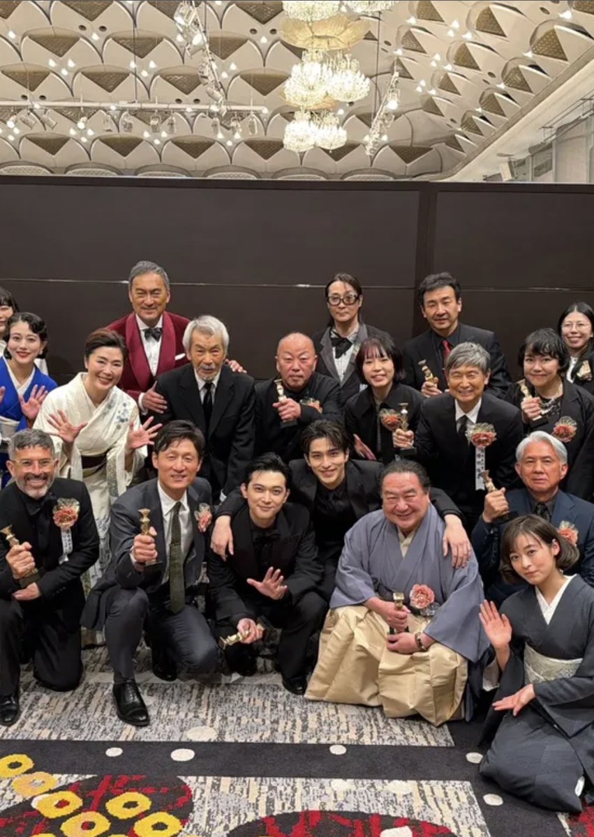 吉沢亮与横浜流星拥抱瞬间