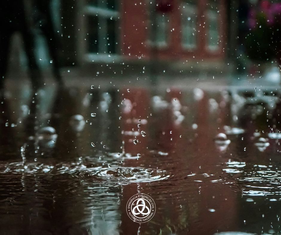 ProteccaoCivil's tweet photo. ⚠️ #DepressãoTherese 
O #IPMA prevê:
💦 Chuva por vezes forte e acompanhada de trovoada (litoral Centro e Sul)
🌬 Vento forte com rajadas até 70 km/h na faixa costeira e terras altas
🌊 Ondas até 2,5 m (Algarve)

Siga as recomendações da @ProteccaoCivil 👇
https://t.co/awoAUUlXJM https://t.co/A0gMTz7Z4S