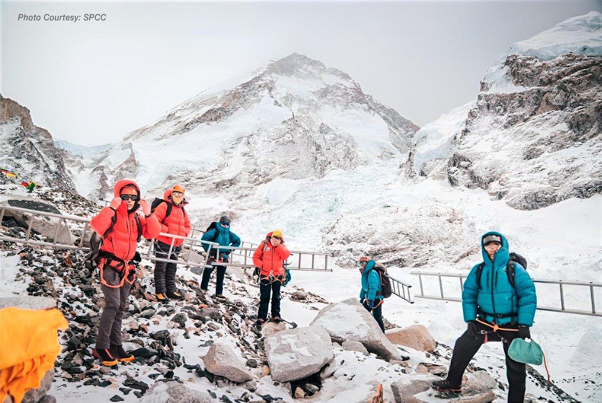 CarlosGarranzo's tweet image. #Everest
El equipo de icefall doctors, tras realizar el lunes 16.03 la ceremonia de la Puja, comenzaron a abrir la ruta en la cascada de hielo.
Fijarán y mantendrán la ruta abierta hasta C2. Por encima de C2, la ruta hacia🔝, el RFT lo designará la EOAN

👉thetourismtimes.com/news/climbing/…