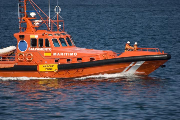 Pesquero asturiano a la deriva por fallo en el motor a 4 millas al N de Rinlo (Lugo), con 6 tripulantes. CCS Fisterra moviliza la Salvamar Alioth, que lo remolca a Burela, donde queda atracado en seguridad. #PescaSegura