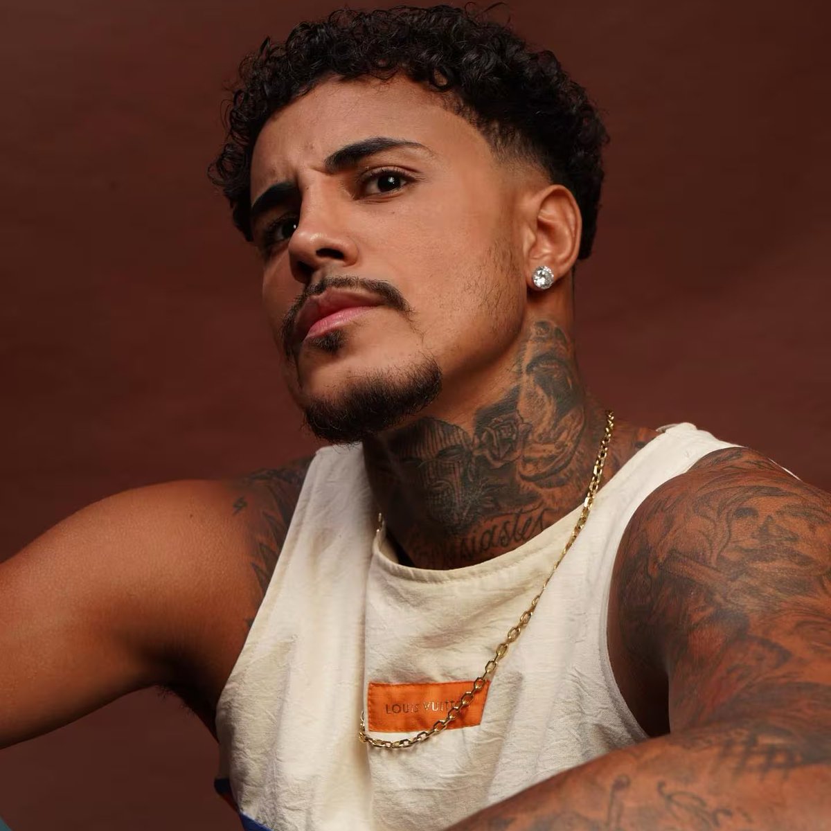 MC Livinho desabafa sobre o outro lado da FAMA após anunciar PAUSA na carreira:

"Antes eu não tinha nada, não tinha nem o que comer direito, e hoje eu tenho pessoas que trabalham para mim. Aumenta a condição financeira, mas também muitos querendo te derrubar. Percebi muitas
