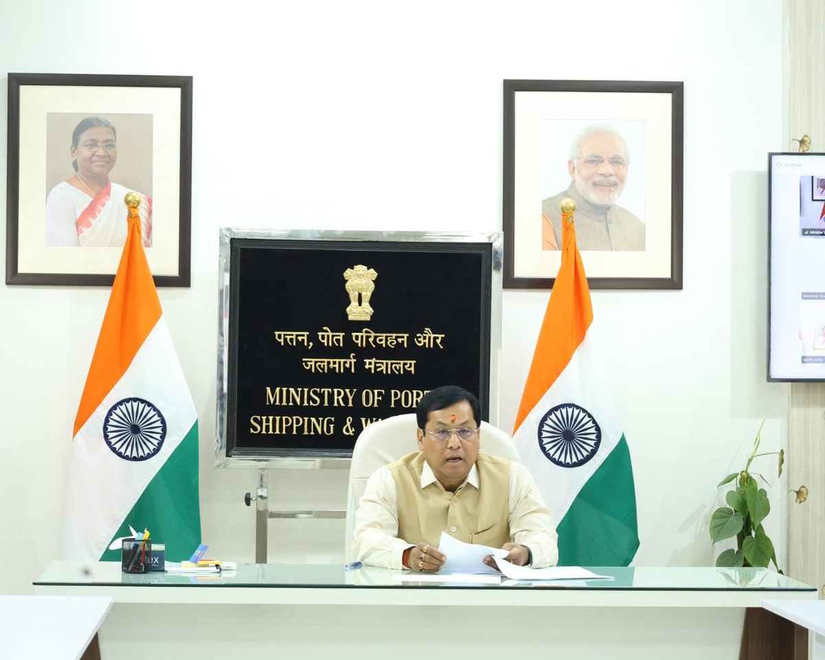 ddnews_guwahati's tweet photo. কেন্দ্ৰীয় মন্ত্ৰী শ্ৰী @sarbanandsonwal এ আজি LPG টেংকাৰ জাহাজ #Shivalik আৰু #NandaDevi ৰ  #CrewMember সকলৰ সৈতে মত-বিনিময় কৰে।

@shipmin_india https://t.co/Tlo0bvHoeU