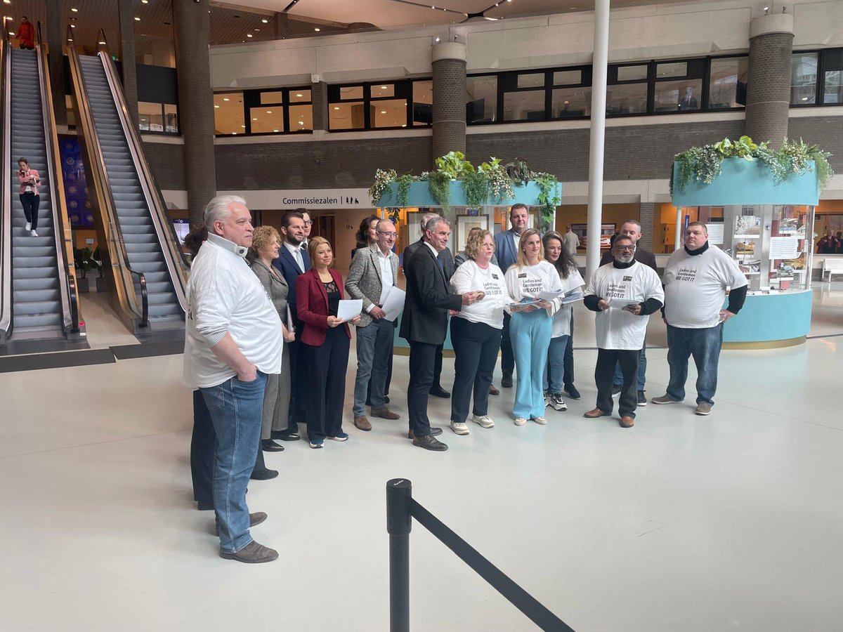 henkvermeer's tweet photo. Op dinsdag worden altijd petities aangeboden. Vandaag een groep ondernemers die hun bedrijf kwijtgeraakt zijn door het toeslagenschandaal. Dubbel ellende waar nog geen goed antwoord op is gevonden door het kabinet. Dat zal wel tijd worden! https://t.co/7MaZ2cqHYv