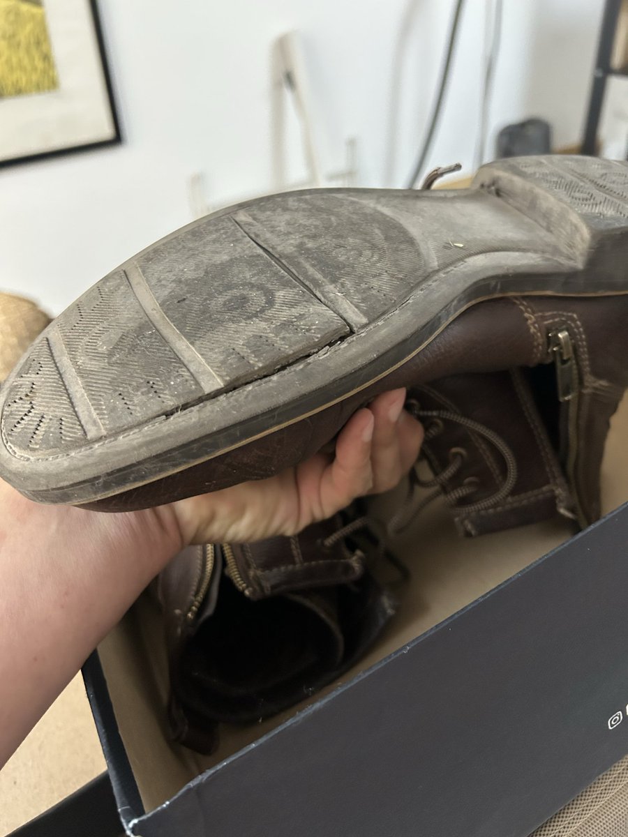 julio_broca's tweet photo. @searsmexico compré hace seis meses estas botas con ustedes y la suela ya se rompió y despegó solo POR CAMINAR. Hace ya casi un mes fui a suela tienda y me trataron horrible. Estoy esperando me atiendan! @Profeco https://t.co/7HLTPD1dVG