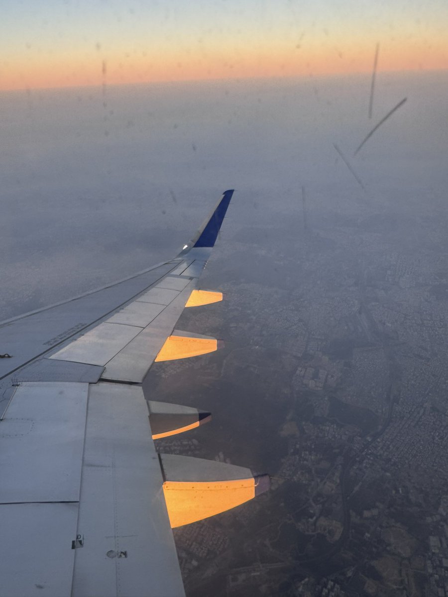 91_parul's tweet photo. The setting sun magic ! glad could capture the brief moment ..the dramatic lighting on the aircraft wings   #saviour the beauty #sunsetlovers https://t.co/TiChOq2snE