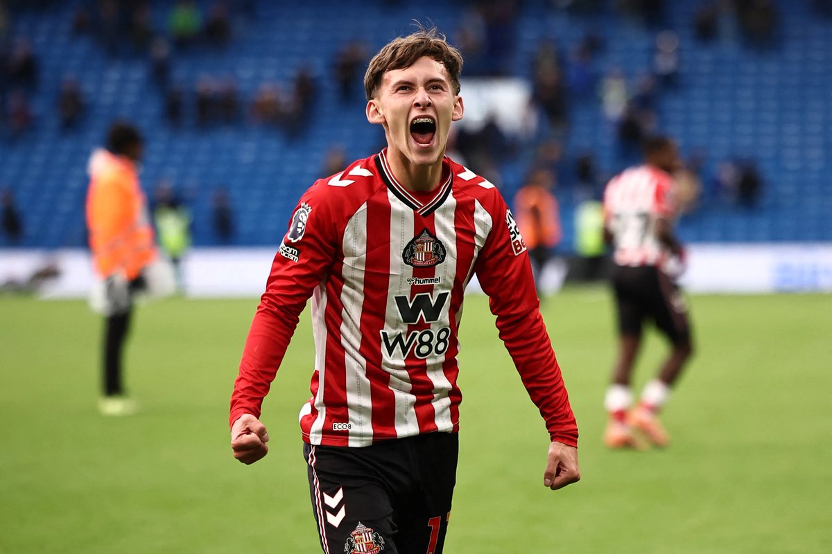 UnderTheLight tweet media