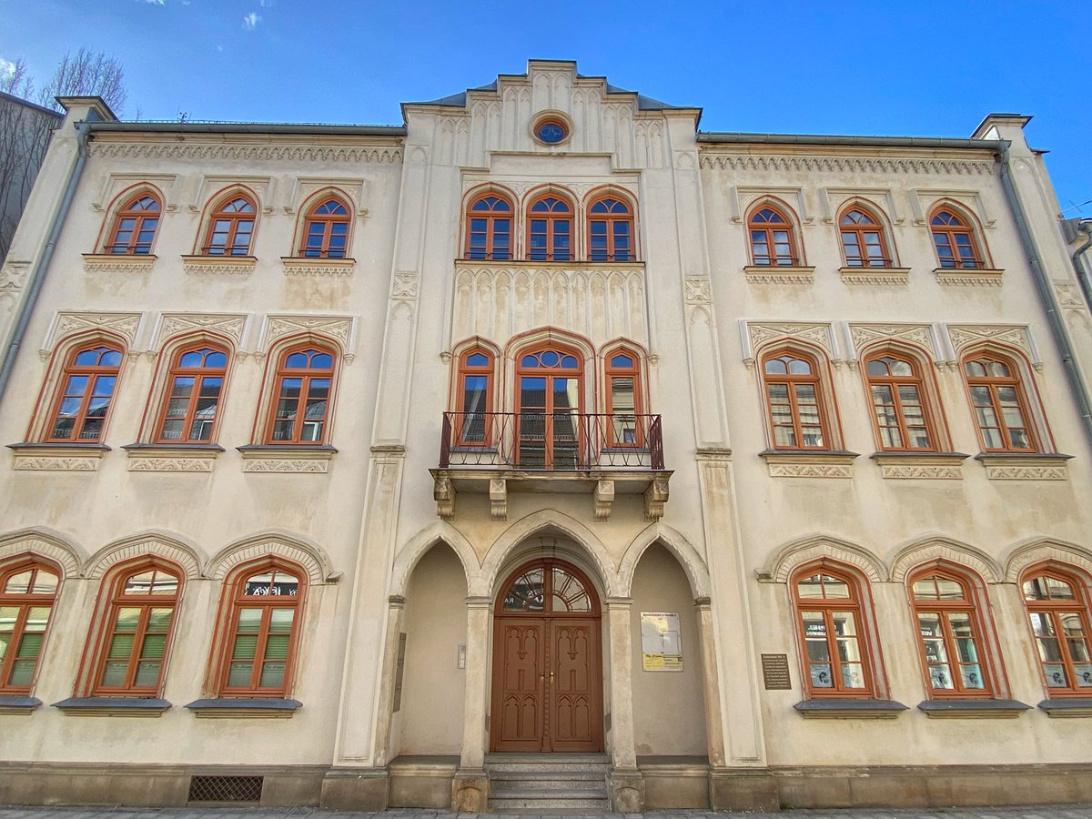 Hochtouren's tweet photo. #Sebnitz in Sachsen heute: das Fischer-Art Haus, der Markt mit sanierter Postmeilensäule, alte Bäckerei, Geschäftshaus Schandauer Str. https://t.co/WhKq518cy9