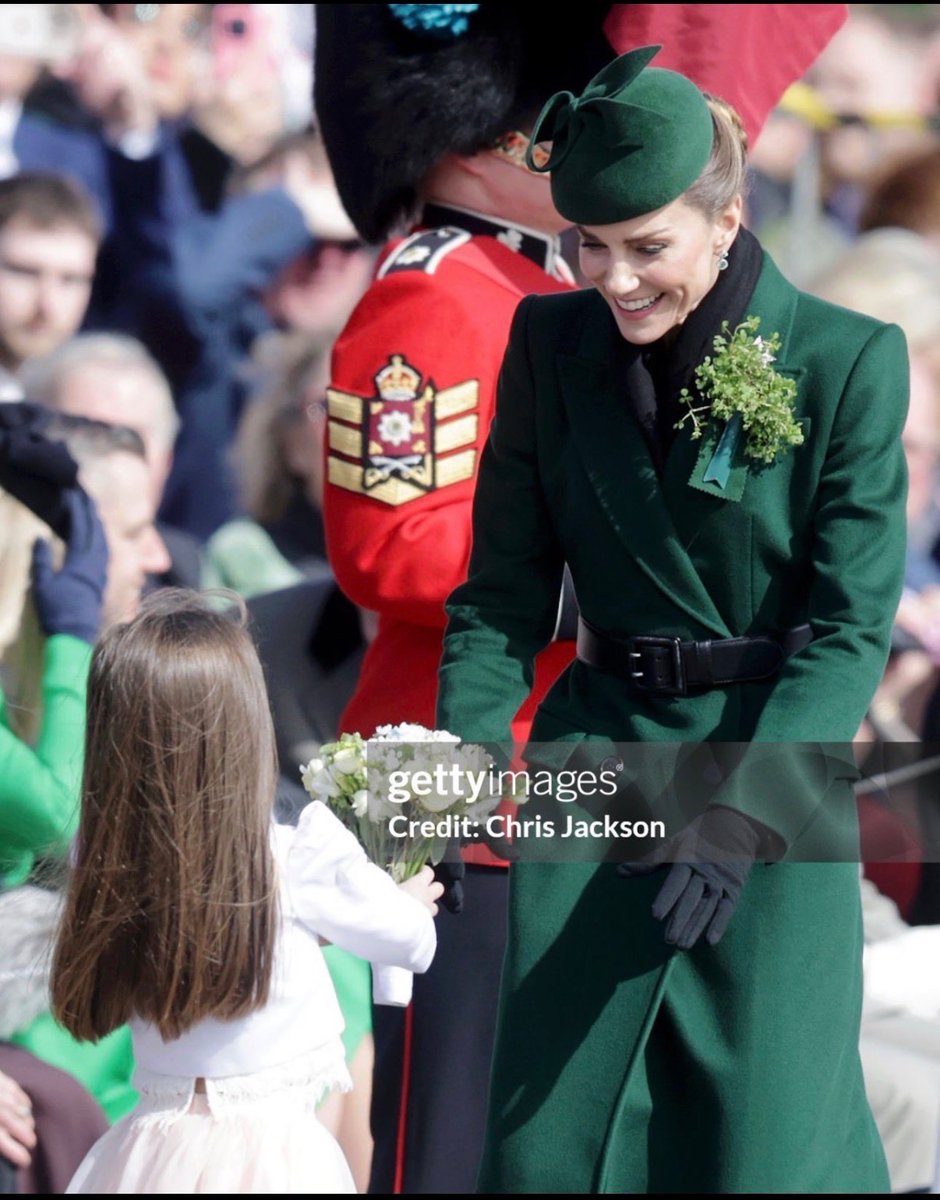 Canellelabelle's tweet image. She may be colonel of the Irish Guards, but the children’s princess  will always live up to her name🥰🤩
Catherine’s policy: “No child left without a smile or hug”❤️
#PrincessofWales