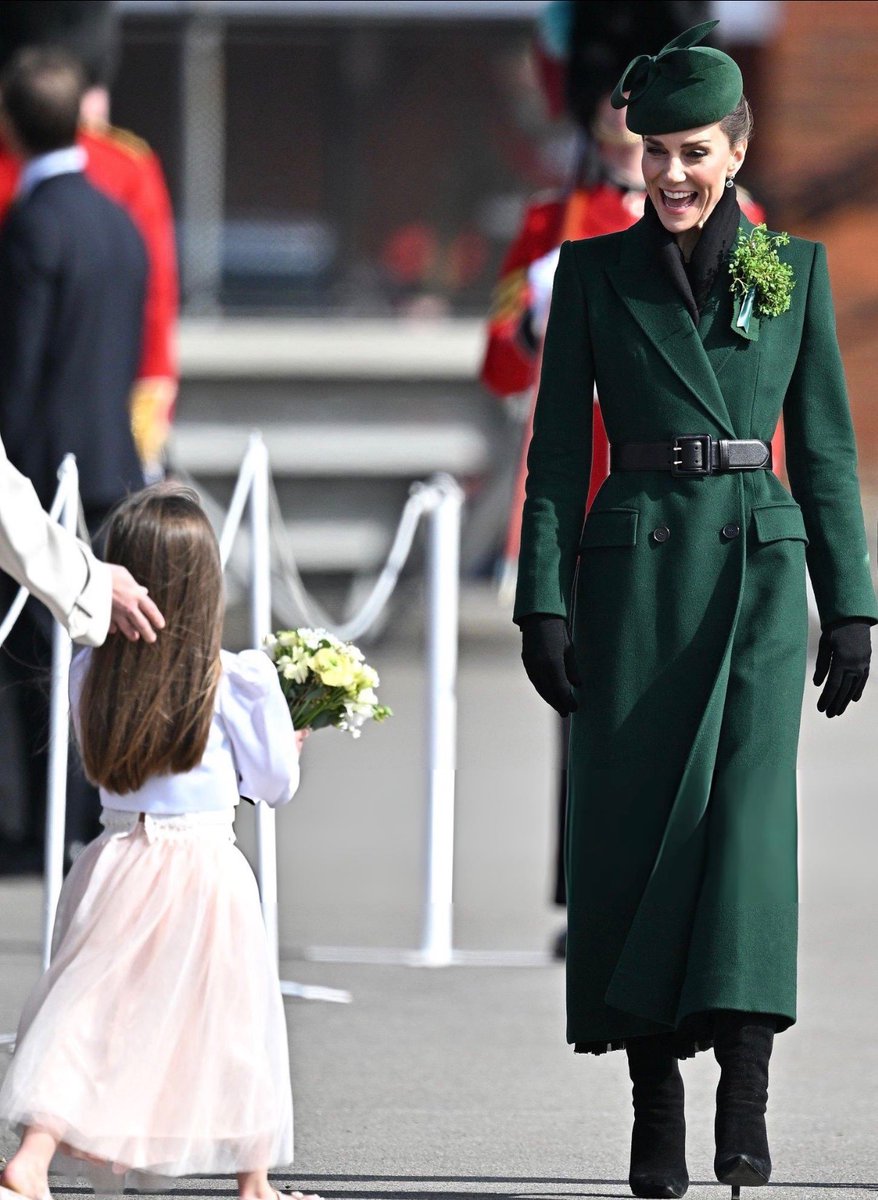 Canellelabelle's tweet image. She may be colonel of the Irish Guards, but the children’s princess  will always live up to her name🥰🤩
Catherine’s policy: “No child left without a smile or hug”❤️
#PrincessofWales
