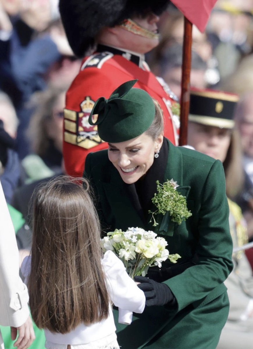 Canellelabelle's tweet image. She may be colonel of the Irish Guards, but the children’s princess  will always live up to her name🥰🤩
Catherine’s policy: “No child left without a smile or hug”❤️
#PrincessofWales