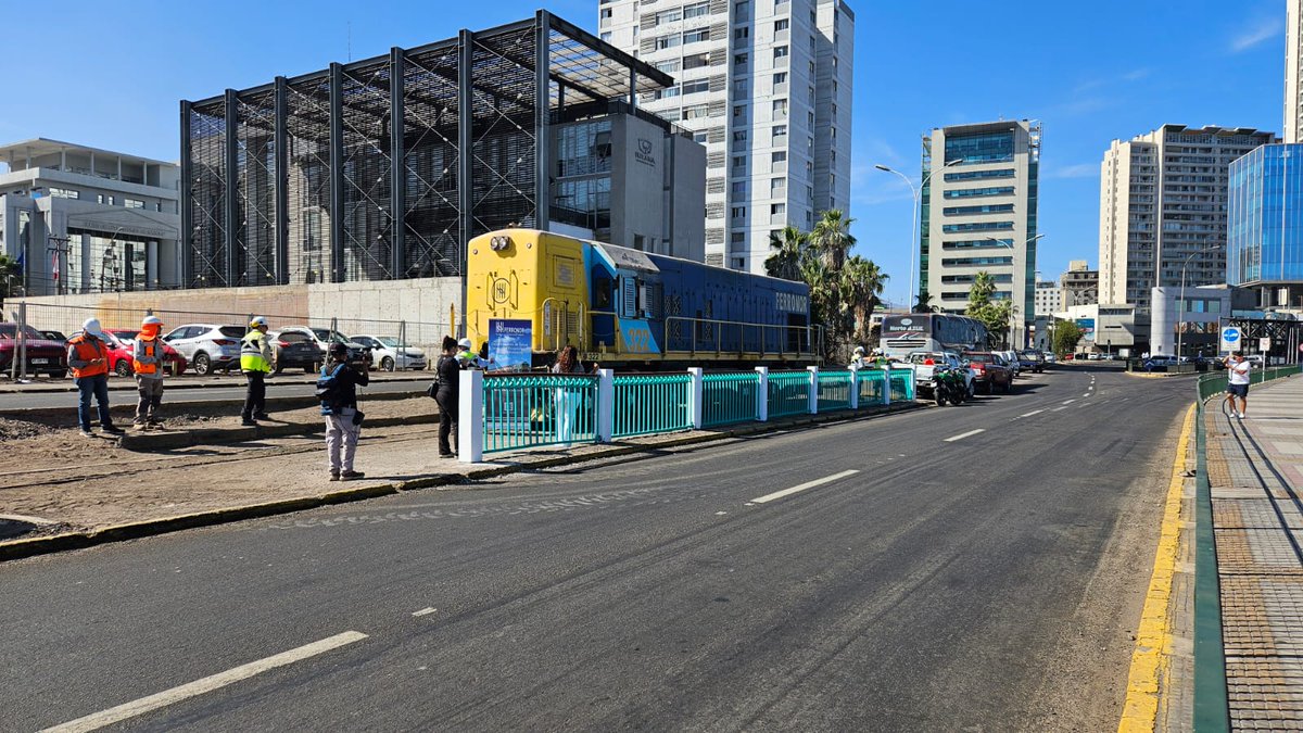 CarabTarapaca's tweet photo. #Iquique: Carabineros de la 1ra. Comisaría participan en los cortes y desvíos de tránsito en apoyo al Ferrocarril #Ferronor, el cual da inicio el día de hoy con un prueba en los cruces urbanos desde la Zona Franca hasta Museo Esmeralda.
#LaPrevenciónEsNuestraEsencia https://t.co/LfFsEiD3lf