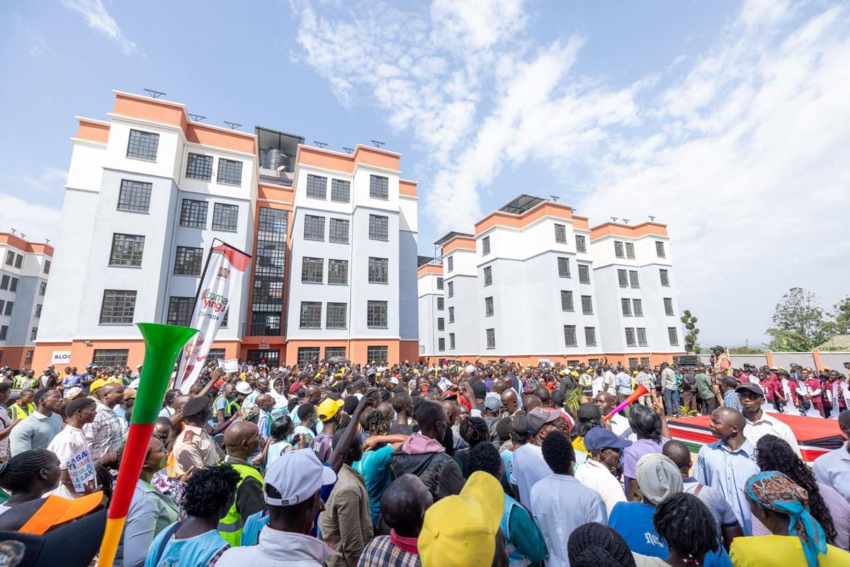 WilliamsRuto's tweet photo. In Kakamega Town, we handed over keys to over 200 proud beneficiaries of our Affordable Housing Project in Milimani Estate. https://t.co/dQgcz4w4t1
