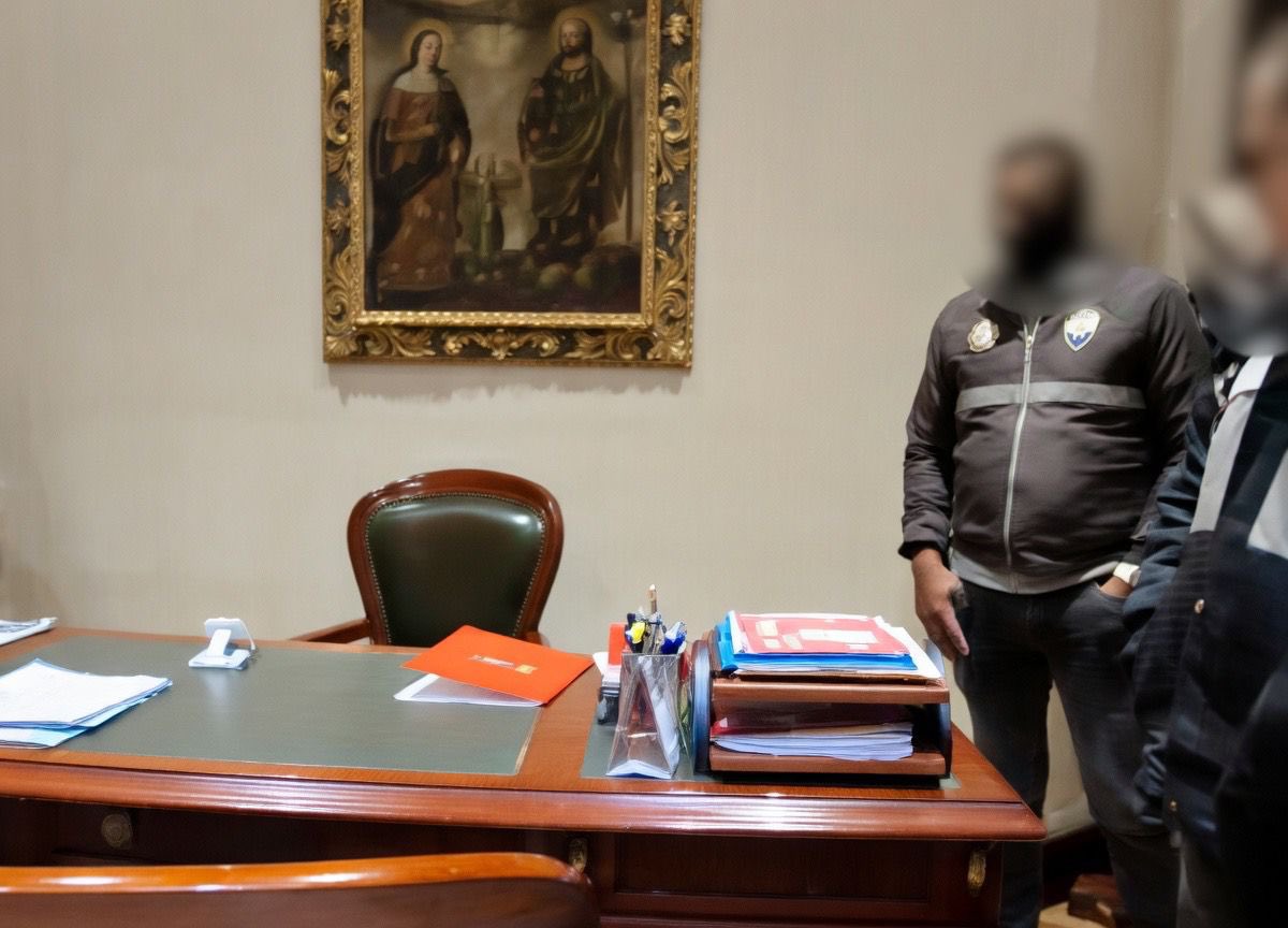 Anoche en el toque de queda que supuestamente era para dar seguridad al país, allanaron la casa del alcalde de Cuenca, otra de las voces críticas al régimen después de Aquiles. A Noboa no le interesa darte seguridad, solo quieren llegar sin oposición a las elecciones ¡Despierta!