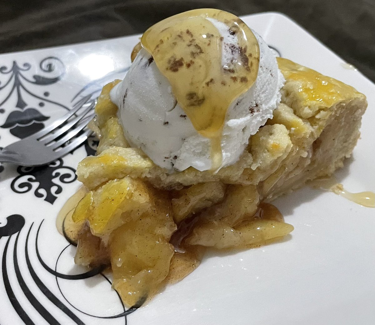 maremin_u's tweet photo. She is feeding me apple pie again https://t.co/OWyuMNYjOD