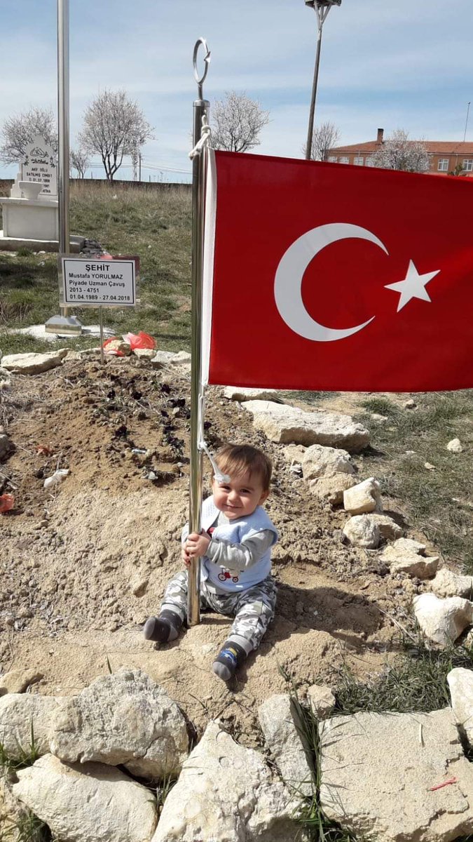 Şehit Uzman Çavuş Mustafa Yorulmaz ve ardında yetim kalmış biricik oğlu.