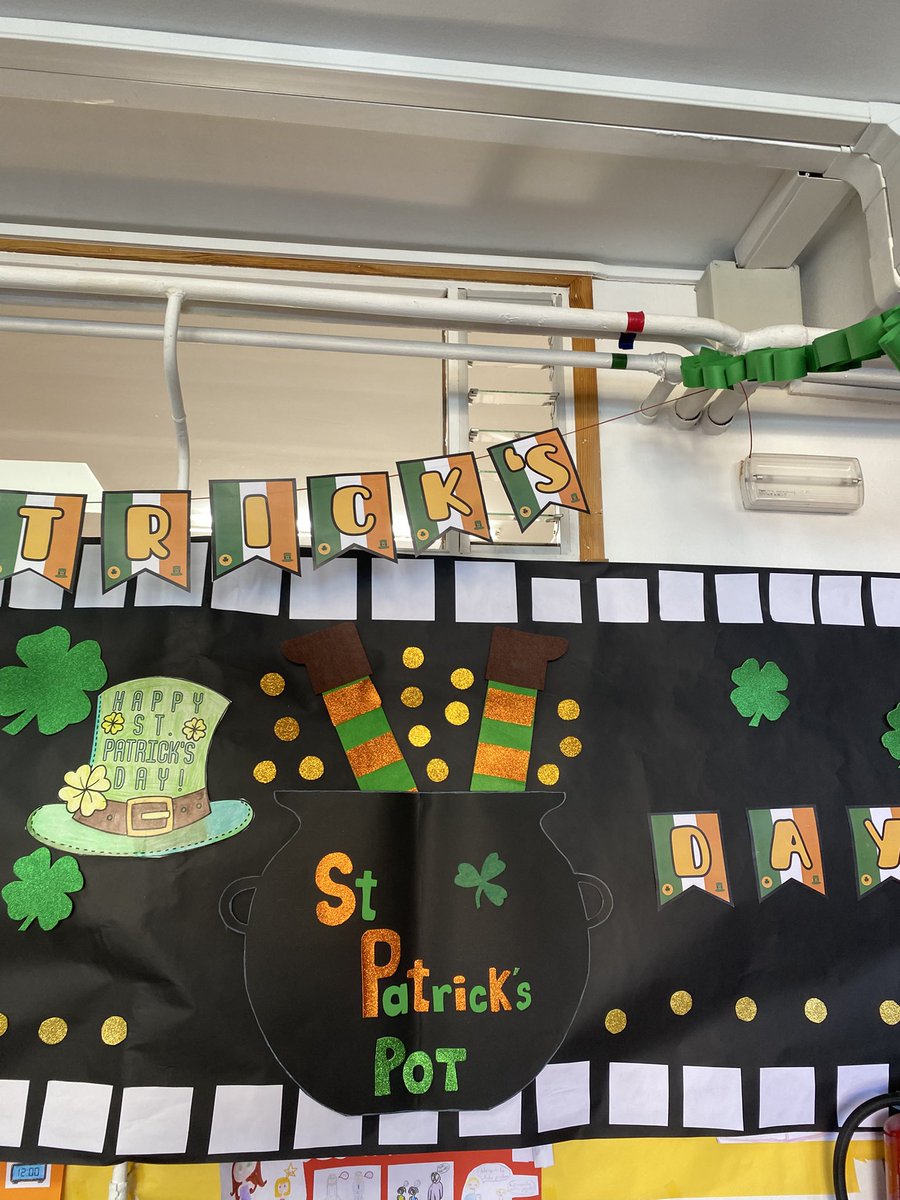 CP_FVillalobosB's tweet photo. Desde el departamento de Inglés han querido celebrar el día de San Patrick así que hoy todo el cole se ha inundado de color verde  💚💚💚 https://t.co/a5QgZdc8Cv