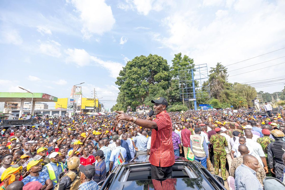 WilliamsRuto's tweet photo. Addressed the residents of Kakamega Town and updated them on the progress and impact of our ongoing development programmes. https://t.co/Q4AyoDHmfv