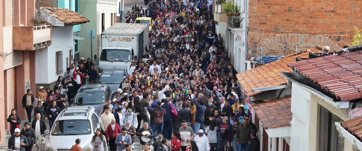 💪 ¡El que nada debe, nada teme! Hoy, al salir de una entrevista, me encontré con ustedes, el pueblo, los verdaderos mandantes.

🥹 Su cariño, su apoyo y ese respaldo sincero que nace del corazón, me llenaron el alma, me dieron fuerza y me recordaron por qué vale la pena seguir.