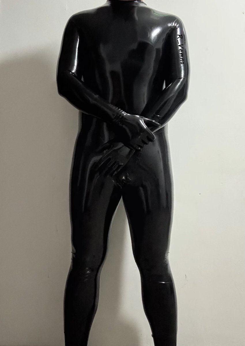 qwe9835's tweet photo. 🤨#latex #rubber https://t.co/aODA1sgQW4