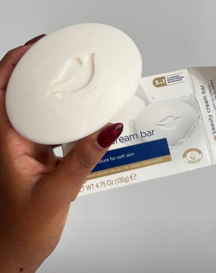 tem gente que se engana sempre não tem jeito! 
esse aqui continua sendo o MELHOR sabonete em barra no cuidado com a pele, no cheiro, na hidratação e na limpeza! não tem outro é insuperável