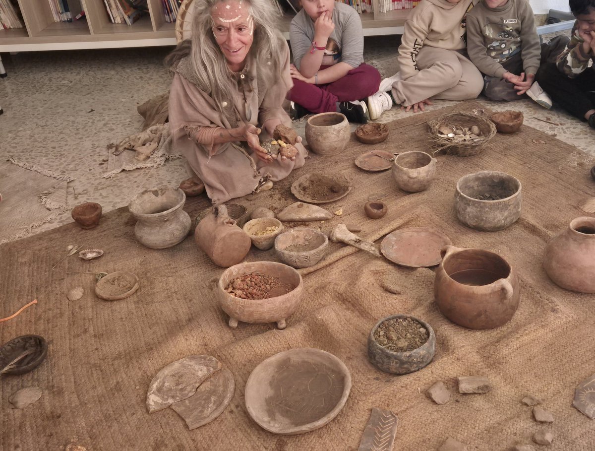 CEIPCERVANTES1's tweet photo. Hoy los niños de 1°EP han recibido a Yanuka, la mujer prehistórica y su clan para enseñarles de cerca cómo era su vida. Talleres de ritualidad, caza y evolución, vasijas de barro y juegos prehistóricos. https://t.co/WXXL8GW7Fm
