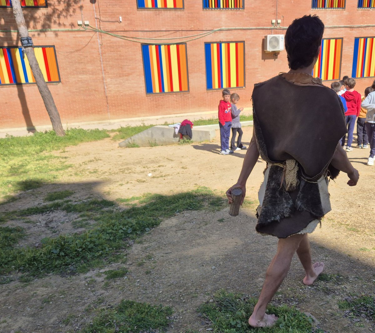 CEIPCERVANTES1's tweet photo. Hoy los niños de 1°EP han recibido a Yanuka, la mujer prehistórica y su clan para enseñarles de cerca cómo era su vida. Talleres de ritualidad, caza y evolución, vasijas de barro y juegos prehistóricos. https://t.co/WXXL8GW7Fm