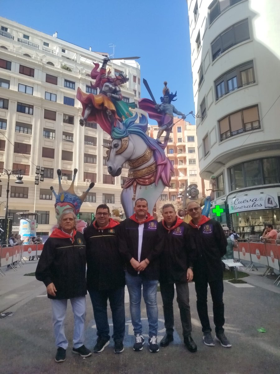 Hermandadburgos's tweet photo. Nuestro Presidente encabeza la Delegación de la Hermandad, que asiste a las Fallas de Valencia, dentro de la Comitiva Oficial Burgalesa, junto con el secretario @BUBILLO79 y el Vocal Javier. https://t.co/3aV3Tz9IVX