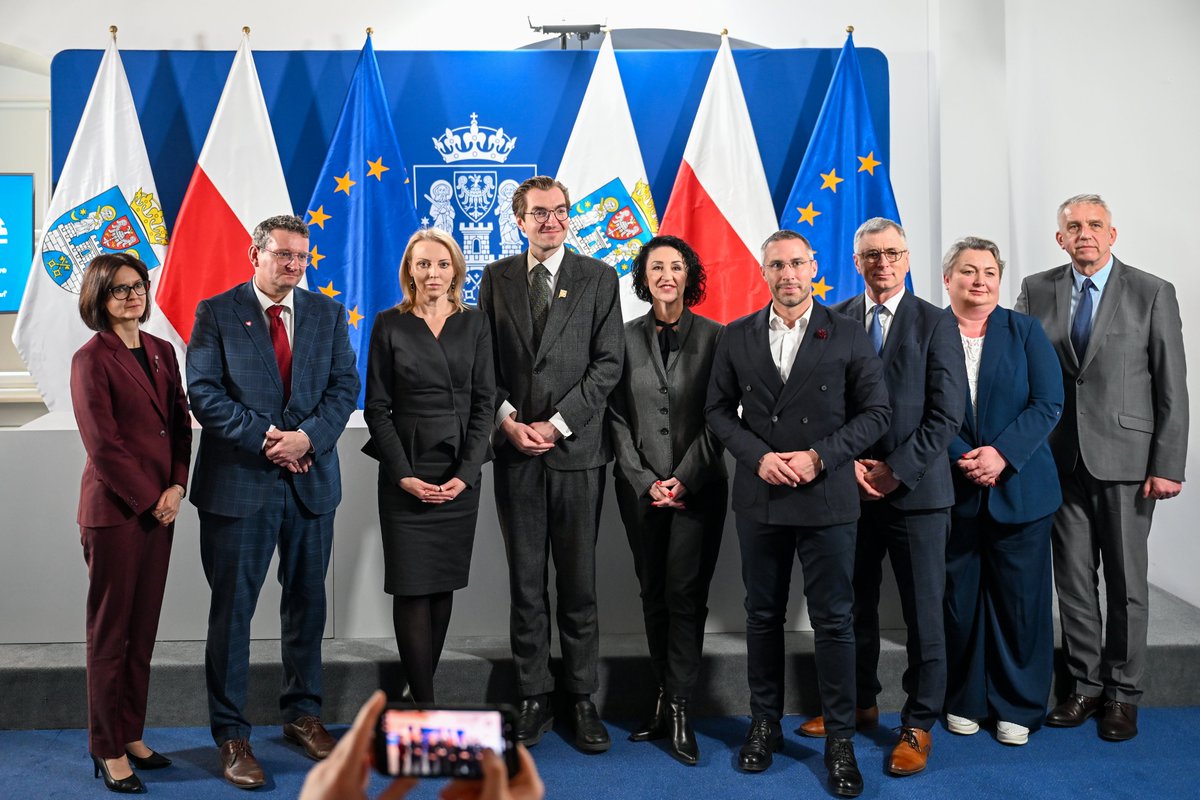 CUPT_gov_pl's tweet photo. Dziś w Poznaniu, w obecności @JoannaLech_CUPT , dyrektor CUPT, ogłoszono przyznanie prawie 175 mln zł z Funduszy Europejskich na budowę 8 węzłów przesiadkowych przy kolejowej obwodnicy stolicy Wielkopolski.

#FunduszeEuropejskie #FEnIKS #CUPT #Poznań https://t.co/Ci9g1smrTC