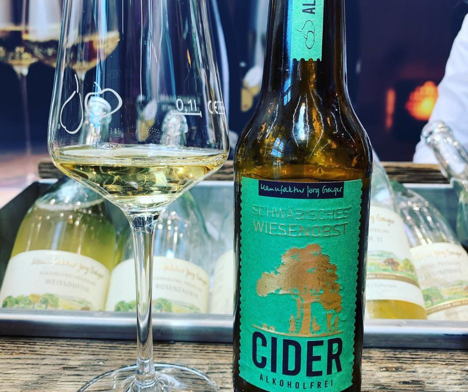 𝐀 𝐝𝐢𝐟𝐟𝐞𝐫𝐞𝐧𝐭 𝐤𝐢𝐧𝐝 𝐨𝐟 𝐠𝐫𝐞𝐞𝐧.

Wiesenobst Cider—meadow orchard fruit, shaped by place.

We’d love to see what Delmosa you’re reaching for—send it to us.

(Thanks to Doris Schmitt for a great photo)

#ExperienceDelmosa #TerroirDriven #cider #nonalcoholicbeverages