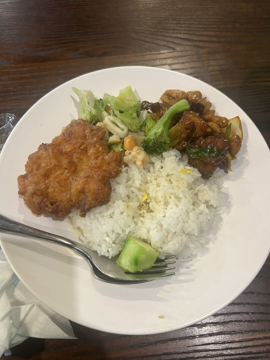 nasi ayam + sayur brokoli + bakwan goreng udang total 60k, menurut kalian mahal atau tidak? jujur terlepas dari harganya yang pricey TAPI INI ENAK MASAKAN NYA tapi kalo sering sering ya boncos lah ya in this economy 😌🗿