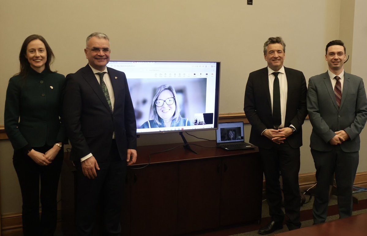 Lisa Thompson tweet media