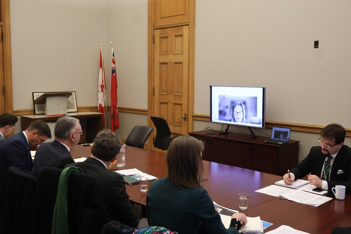 Lisa Thompson tweet media