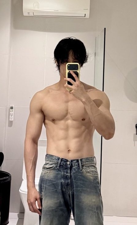 Angunjah1's tweet photo. ก็ร่างทองมาตลอดนั่นแหละ ตอน 20 ก็ร่างทองแบบวัย 20 ตอน 26 ก็ร่างทองแบบวัย 26 🔥🔥🔥 https://t.co/uyjnT7O58o