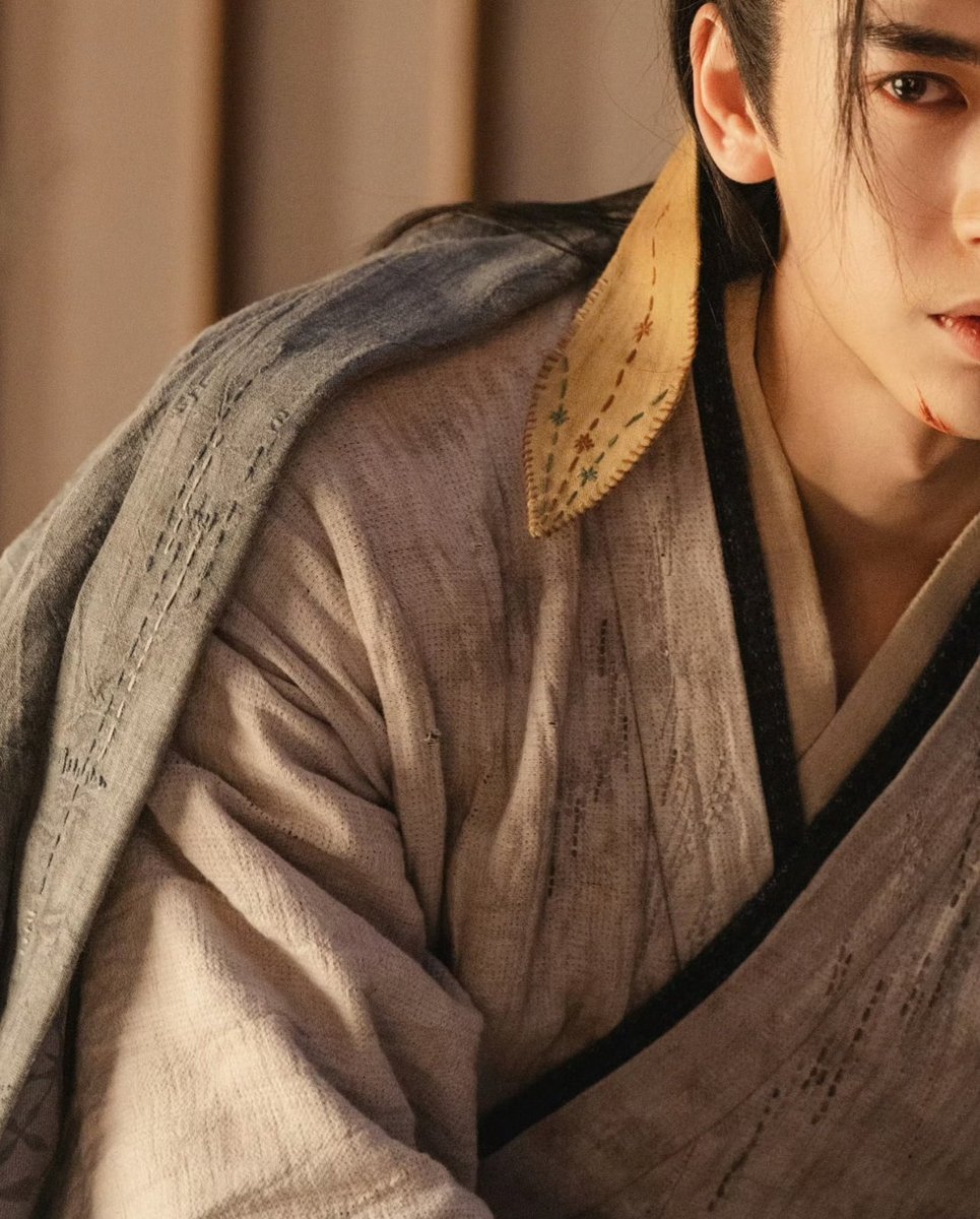 CcEva_'s tweet image. Love the #hanfu in this Cdrama. 
If you take a close look at the details, you’ll notice a lot of traditional crafts.
In addition to the 扎染/zharan technique mentioned earlier, the 护领/huling features rich layering and incorporates traditional embroidery😍

#逐玉 
#PursuitofJade