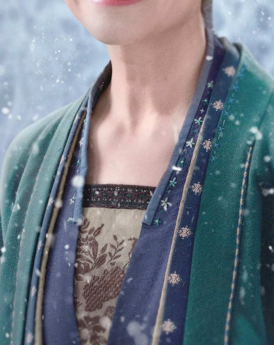 CcEva_'s tweet image. Love the #hanfu in this Cdrama. 
If you take a close look at the details, you’ll notice a lot of traditional crafts.
In addition to the 扎染/zharan technique mentioned earlier, the 护领/huling features rich layering and incorporates traditional embroidery😍

#逐玉 
#PursuitofJade
