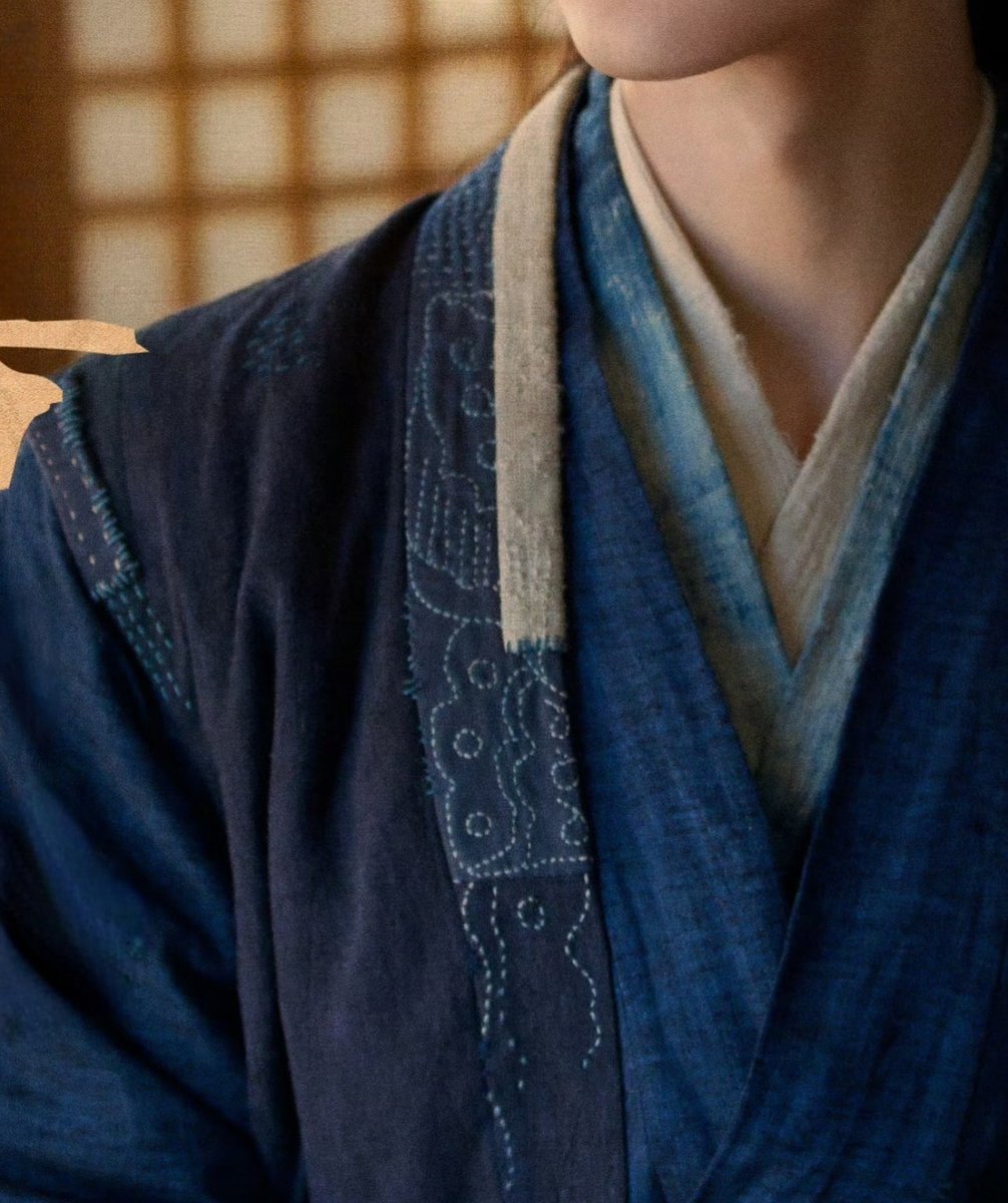 CcEva_'s tweet image. Love the #hanfu in this Cdrama. 
If you take a close look at the details, you’ll notice a lot of traditional crafts.
In addition to the 扎染/zharan technique mentioned earlier, the 护领/huling features rich layering and incorporates traditional embroidery😍

#逐玉 
#PursuitofJade