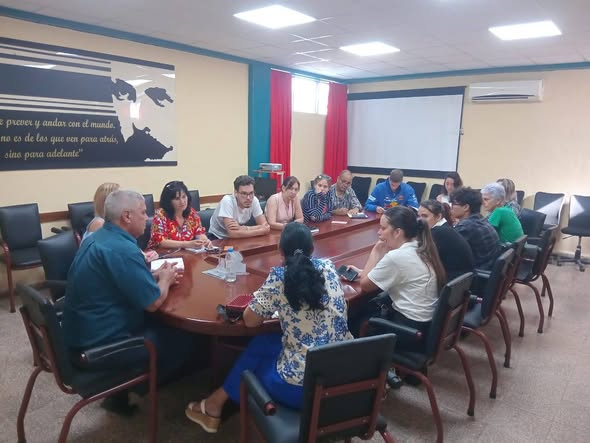 DayaMarrero's tweet photo. Encuentro entre la #FEU y los directivos de la #UNISS
Se debatieron temas como funcionamiento de la FEU hasta el municipio, tareas de impacto, continuidad del proceso docente educativo, tarea educando con amor.
#SanctiSpíritusEnMarcha https://t.co/UHAx0Moj90
