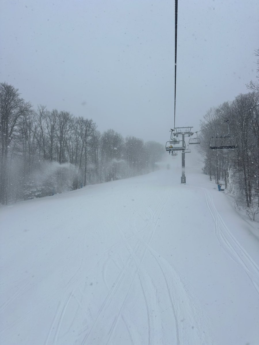 holidayvalley's tweet photo. 9” of snow in the past 24 hours and our awesome Snowmaking Team fired up 100 guns last night! https://t.co/DMEKW5n9Zg