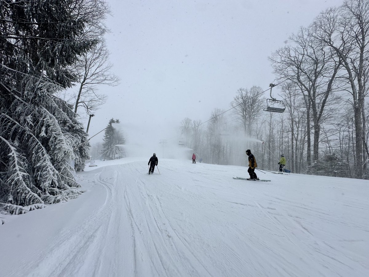 holidayvalley's tweet photo. 9” of snow in the past 24 hours and our awesome Snowmaking Team fired up 100 guns last night! https://t.co/DMEKW5n9Zg