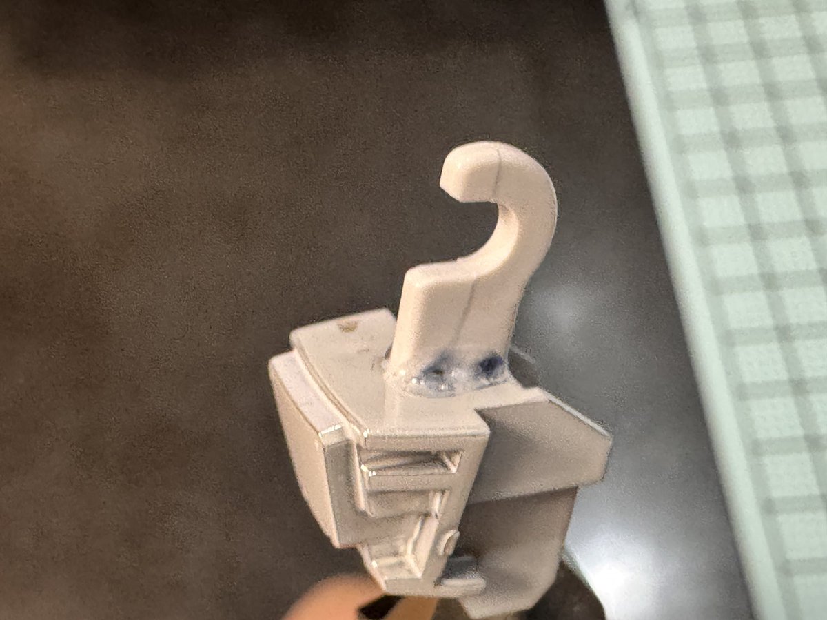 制作途中で破損させたベース限定のガンダムver.3.0 チタニウムフィニッシュ。ノーマル版の部品注文して0.5㎜の真鍮線で繋いだ、ニコイチ。
年寄りにはキツい😓