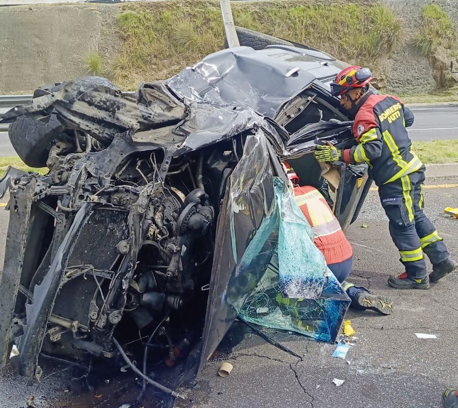 Bomberos Quito tweet media