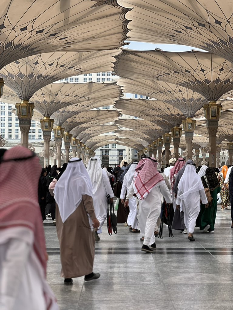 اللهُم لا تختم رمضان الا وقد
 رفعت أسمائنا في صحائف العُتقاء