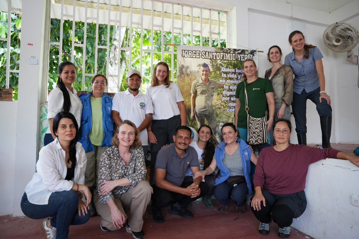 JimenaPuyana's tweet photo. @PnudColombia @NoruegaenCOL @noradno @pnud @PNUDLAC Hablamos con ellas y ellos sobre los retos que implica proteger la selva y restaurar los ecosistemas en un territorio con múltiples presiones. Su experiencia demuestra que la defensa de la biodiversidad también es una forma concreta de construir paz y futuro para la Amazonía 🌳 https://t.co/RX1gvUbMXf